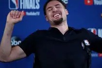 开元体育-克里夫兰骑士训练开放日；今晨单刀错失引欢呼；NBA季后赛在即；年轻球员得到机会的简单介绍